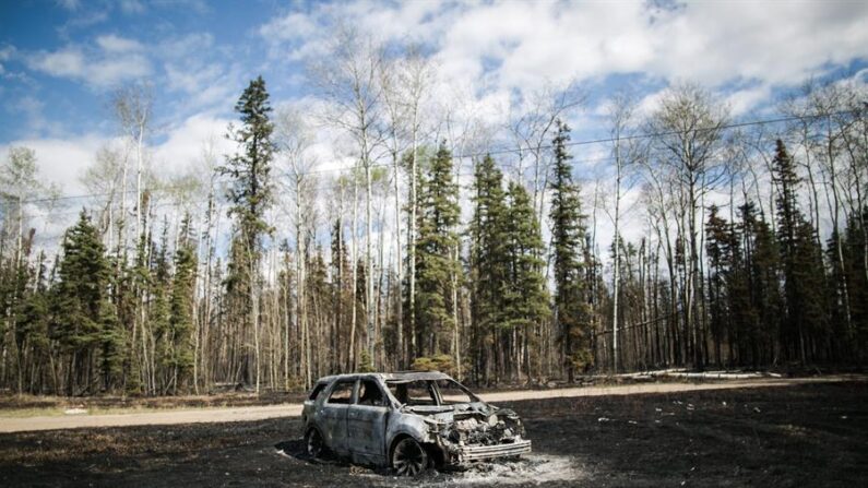 Fotografía de archivo que muestra un carro quemado tras un incendio en Fort McMurray, Alberta, Canadá. EFE/Amru Salahuddien 