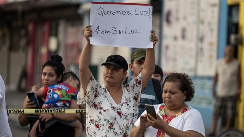 Personas participan en una manifestación por la falta de energía eléctrica, el 22 de junio de 2023 en la ciudad de Monterrey (México). EFE/Miguel Sierra
