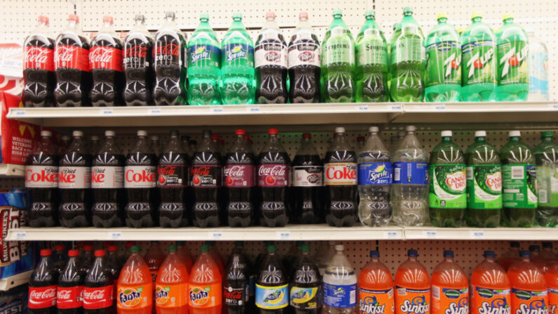 Botellas de dos litros de refresco normal y light a la venta en una tienda de Manhattan, Nueva York, en una foto de archivo. (Mario Tama/Getty Images)