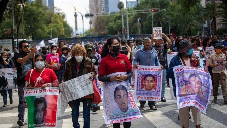 Familiares de los 43 estudiantes de la Normal de Ayotzinapa, marcharon el 26 de junio del 2022,en Ciudad de México.(México). EFE/Isaac Esquivel
