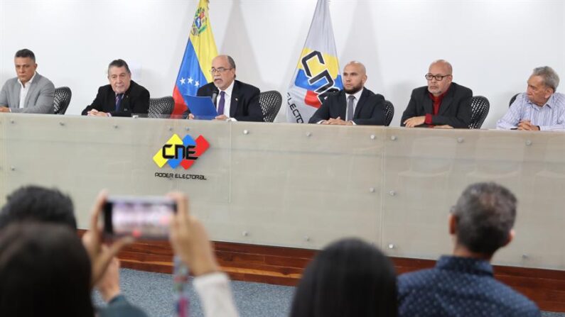 El presidente del Consejo Nacional Electoral (CNE) de Venezuela, Pedro Calzadilla (3i), fue registrado este 15 de junio, durante una rueda de prensa en la que anunció la dimisión a su cargo junto a otros dos rectores del Consejo, en Caracas (Venezuela). EFE/Miguel Gutiérrez
