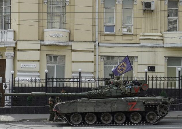 Militares de la empresa militar privada Wagner Group bloquean con un tanque una calle frente al edificio de la sede del Distrito Militar Sur en el centro de Rostov del Don, sur de Rusia, 24 de junio de 2023. (EFE/EPA/STRINGER)