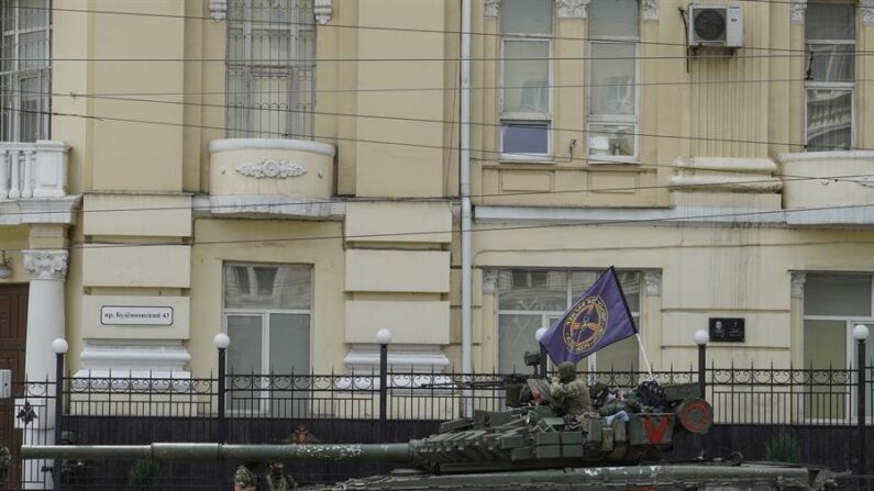 Militares de la empresa militar privada Wagner Group bloquean con un tanque una calle frente al edificio de la sede del Distrito Militar Sur en el centro de Rostov del Don, sur de Rusia, 24 de junio de 2023. (EFE/EPA/STRINGER)
