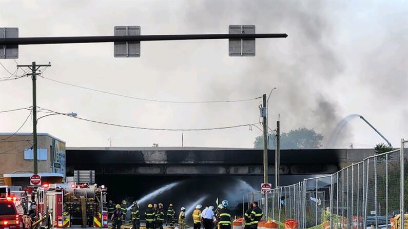 Sale humo de un camión en llamas en la carretera interestatal 95, cerca de Filadelfia, Pensilvania (EE.UU.), el 11 de junio de 2023. EFE/Departamento de Bomberos de Filadelfia
