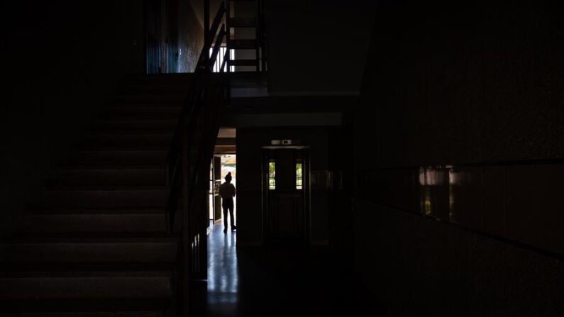 Una persona camina dentro de un edificio sin electricidad, el 29 de mayo de 2023, en Maracaibo (Venezuela). EFE/ Henry Chirinos