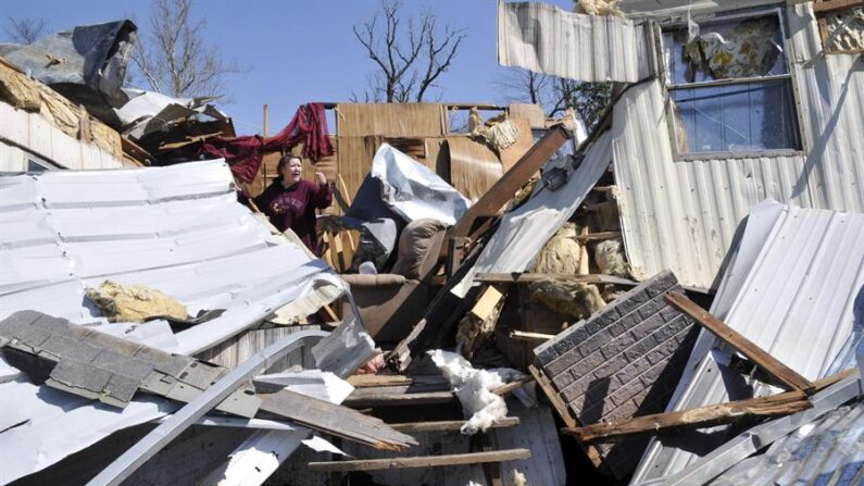 Una mujer inspecciona los daños provocados por un tornado. Imagen de archivo. EFE/Nick Oxford