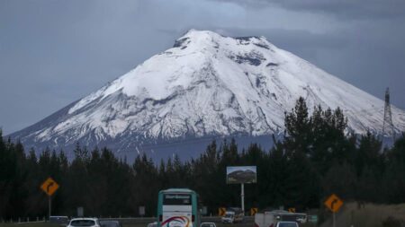 El volcán Cotopaxi, en los Andes de Ecuador, lanza ceniza a unos mil metros de altitud