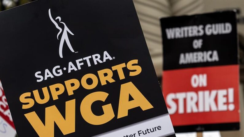 Un manifestante sostiene un cartel que dice "SAG-AFTRA apoya a WGA" durante una manifestación frente a Paramount Studios, en Los Ángeles, California (EE.UU.). EFE/EPA/Etienne Laurent

