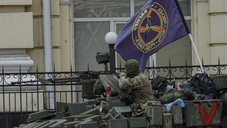 Un combatiente del grupo de mercenarios Wagner en un carro de combate que bloquea una calle, en la localidad rusa de Rostov del Don. (EFE/EPA)
