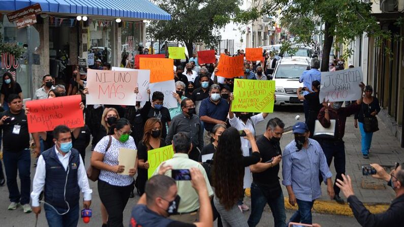Fotografía de archivo de un grupo de comunicadores que protestan por el asesinato del periodista Antonio de la Cruz, en Ciudad Victoria, Tamaulipas (México). EFE/Alfredo Peña