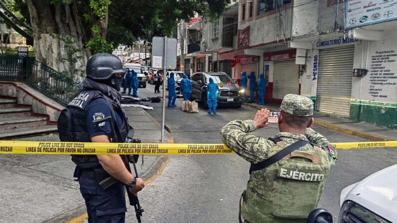 Peritos forenses, policías y militares trabajan hoy en la zona donde fueron localizados siete cuerpos en el municipio de Chilpancingo, en el estado de Guerrero (México). EFE/José Luis de la Cruz