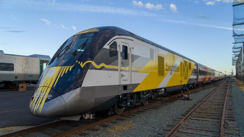 Fotografía cedida por Siemens donde se aprecia uno de los trenes de alta velocidad de la compañía ferroviaria privada Brightline que comenzarán a partir de agosto a circular entre Miami y Orlando. EFE/Siemens