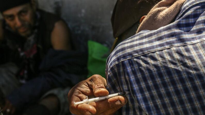 Personas en situación de calle consumen drogas el 5 de septiembre de 2022, en Tijuana, Baja California (México). Fotografía de archivo. EFE/ Joebeth Terriquez