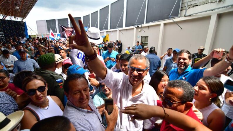 El exvicepresidente Jorge Glas (c) a su llegada el 10 de junio de 2023, al encuentro de Revolución Ciudadana, donde declinó hoy, la candidatura a la Presidencia de Ecuador poco después de haber sido anunciado, en la ciudad de Portoviejo (Ecuador). EFE/Alberto Zambrano