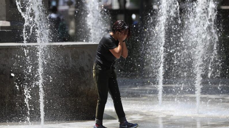 Fotografía de archivo de un niño que se refresca en una fuente el 14 de junio de 2023, en la Alameda Central la Ciudad de México (México). EFE/ Mario Guzmán