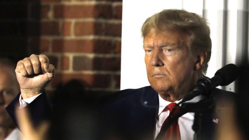 El expresidente estadounidense Donald J. Trump gesticula al término de su discurso en el exterior del Trump National Golf Club, en Bedminster, Nueva Jersey (Estados Unidos), el 13 de junio de 2023. (EFE/EPA/Peter Foley)