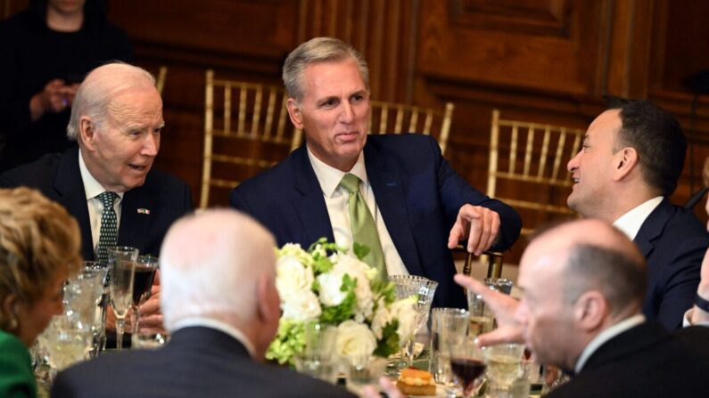 (De izquierda a derecha) El presidente Joe Biden, el presidente de la Cámara de Representantes Kevin McCarthy (R-Calif.) y el Taoiseach irlandés Leo Varadkar asisten al almuerzo anual de los Amigos de Irlanda el Día de San Patricio en el Capitolio de EE.UU. en Washington el 17 de marzo de 2023. (Andrew Caballero-Reynolds/AFP vía Getty Images)
