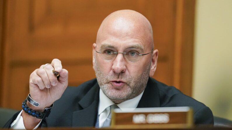 El representante republicano Clay Higgins habla durante una audiencia del Comité de Supervisión y Reforma de la Cámara de Representantes en el Capitolio, Washington, el 8 de junio de 2022. (Andrew Harnik-Pool/Getty Images)