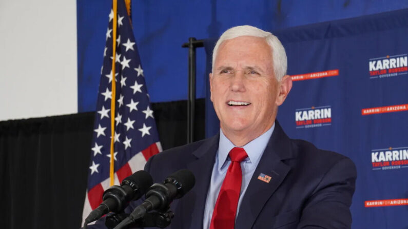 El exvicepresidente Mike Pence se dirige a cientos de simpatizantes de la candidata a gobernadora de Arizona, Karrin Taylor Robson, en un evento en Peoria, Arizona, el 22 de julio de 2022. (Allan Stein/The Epoch Times)
