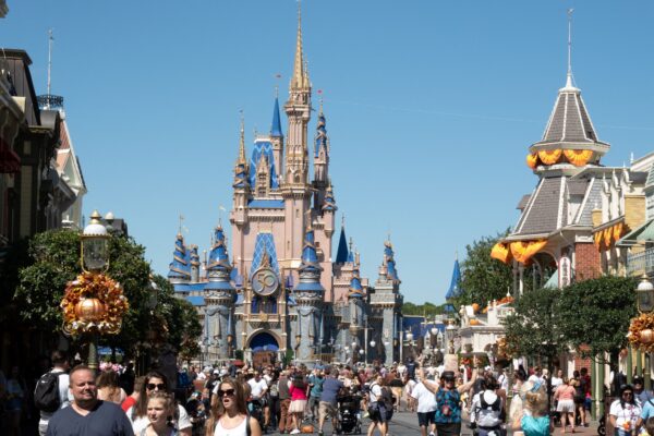 Visitantes caminan por Main Street en The Magic Kingdom de Walt Disney World en Orlando, Florida, el 30 de septiembre de 2022. (Bryan R. Smith/AFP vía Getty Images)