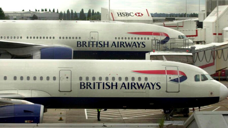 Fotografía de archivo fechada el 12 de agosto de 2005, que muestra a unos aviones de la compañía British Airways en el aeropuerto de Heathrow, Londres, Inglaterra. EFE/Lindsey Parnaby