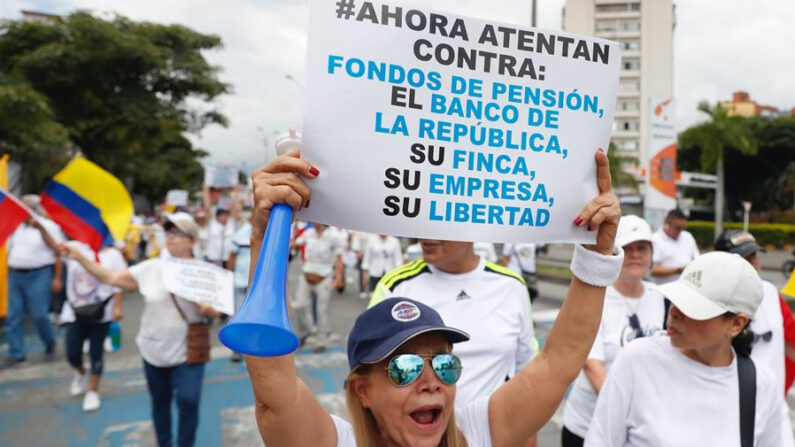 Manifestantes participan en una marcha en contra del Gobierno de Gustavo Petro. Foto de archivo. EFE/ Ernesto Guzmán