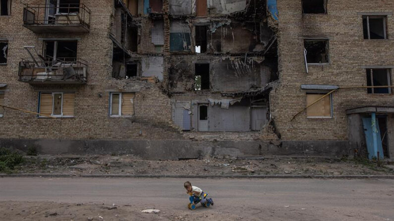 Un niño juega frente a un edificio afectado por los ataques de Rusia en Kiev (Ucrania), en una fotografía de archivo. EFE/Roman Pilipey
