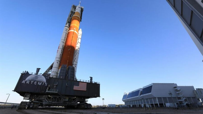 Fotografía cedida por la NASA donde se aprecia el cohete del Sistema de Lanzamiento Espacial (SLS). EFE/ NASA
