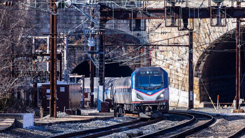 Vista de un tren saliendo del túnel Potomac en Baltimore, Maryland (EE.UU.), en una fotografía de archivo. EFE/Jim Lo Scalzo