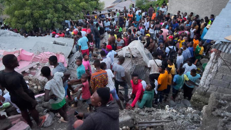 Habitantes observan el 6 de junio de 2023 los daños causados por un sismo de magnitud 4.9, en Jeremie (Haití). EFE/Ralph Simon