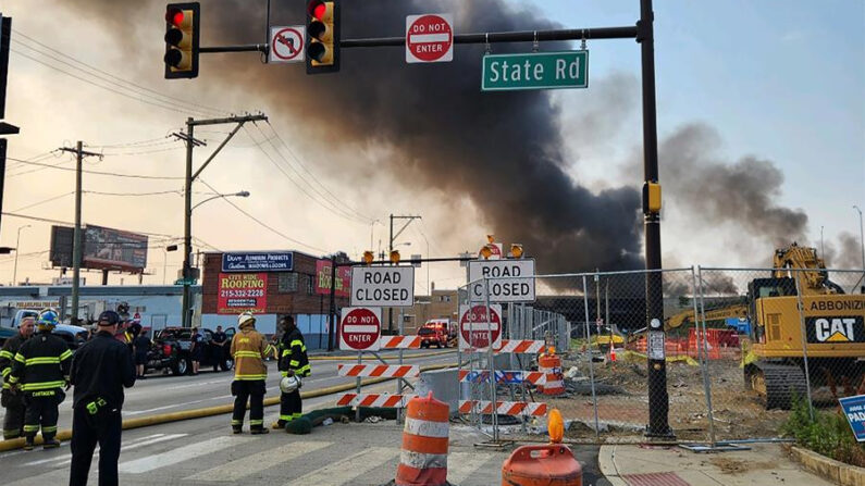 Fotografía cedida por el Departamento de Bomberos de Filadelfia que muestra el humo que sale de un camión en llamas en la carretera interestatal 95, cerca de Filadelfia, Pensilvania (EE.UU.), este 11 de junio de 2023. EFE/Departamento de Bomberos de Filadelfia
