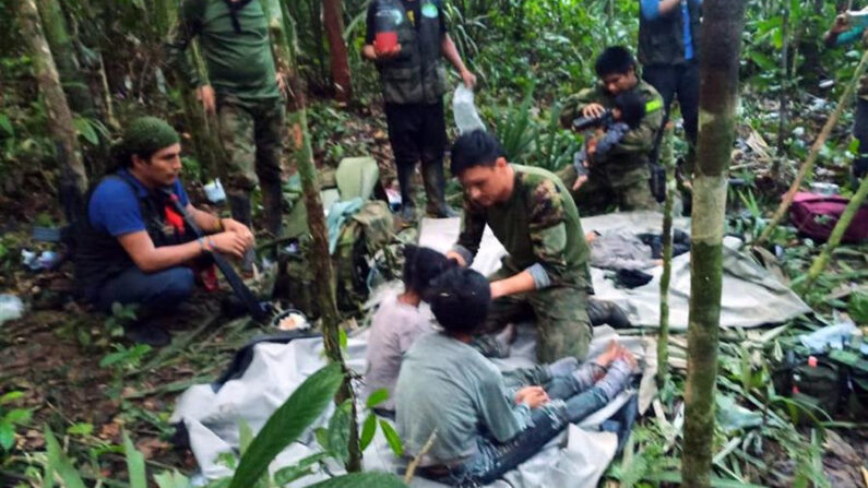 Fotografía cedida el pasado 9 de junio por las Fuerzas Militares de Colombia en la que se registró a soldados e indígenas mientras atienden a los niños que sobrevivieron a la caída de una avioneta y fueron rescatados en la selva 40 días después, en Guaviare, Colombia. EFE/Fuerzas Militares de Colombia