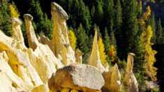 Bizarras y hermosas: extrañas «pirámides de tierra» tienen rocas gigantes en equilibrio sobre ellas