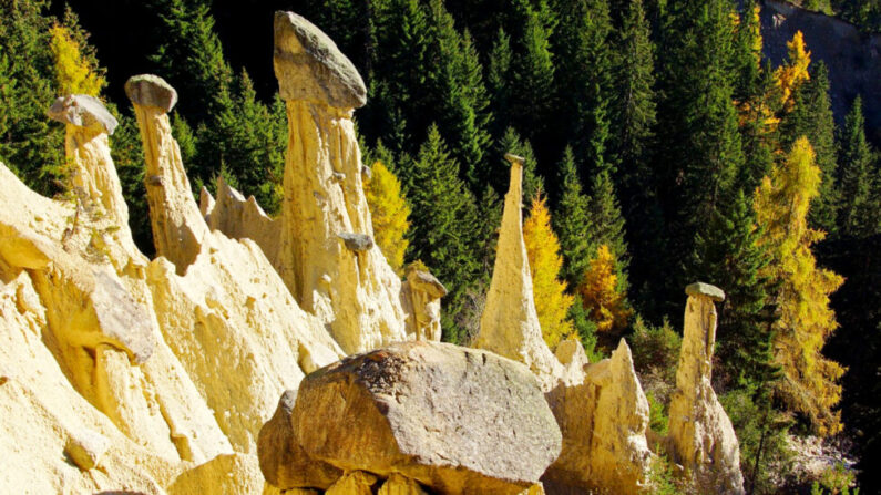 Bizarras y hermosas: extrañas "pirámides de tierra" tienen rocas gigantes en equilibrio sobre ellas