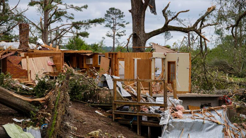 En la imagen un registro de archivo de los estragos causados por otro tornado en Misisipi (EE.UU.). EFE/Dan Anderson