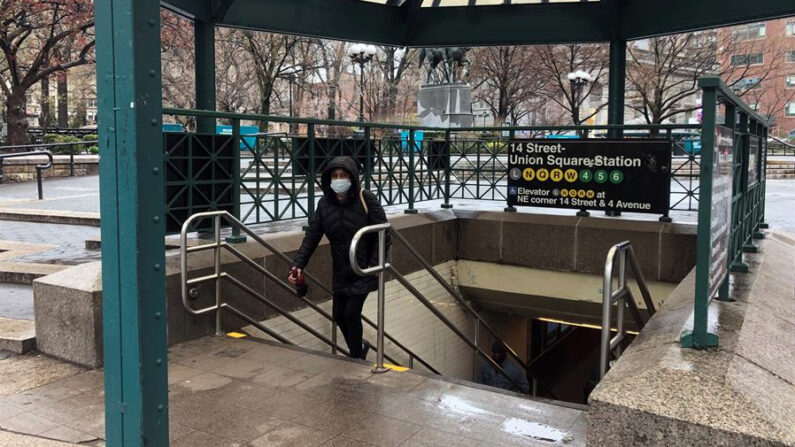 Una persona sale de una estación del metro en la plaza Union Square, en el centro de Manhattan, Nueva York, EE.UU. Imagen de archivo. (EFE/ Helen Cook9
