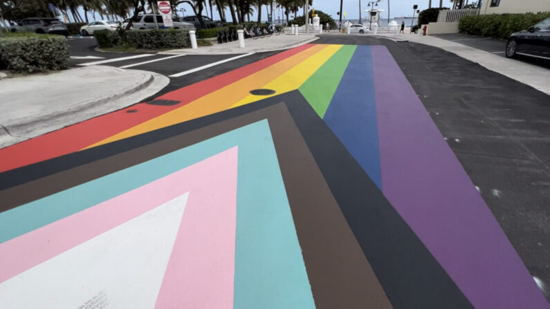 Los dirigentes de Ft. Lauderdale descubren una nueva bandera del "Orgullo del Progreso" pintada en una vía pública cerca de la playa de Ft. Lauderdale, Florida, el 10 de febrero de 2023. (Chris Nelson para The Epoch Times)