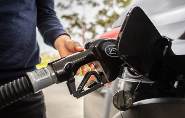 Un hombre carga gasolina en Irvine, California, el 1 de abril de 2022. (John Fredricks/The Epoch Times)
