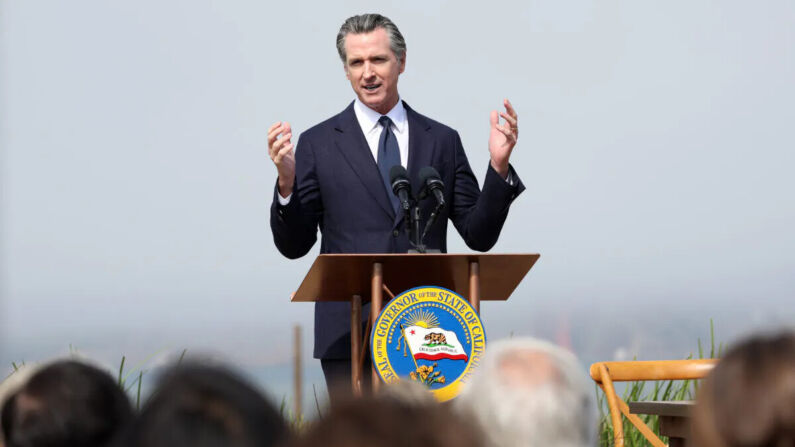 El gobernador de California, Gavin Newsom, habla durante una conferencia de prensa en San Francisco, el 6 de octubre de 2022. (Justin Sullivan/Getty Images)