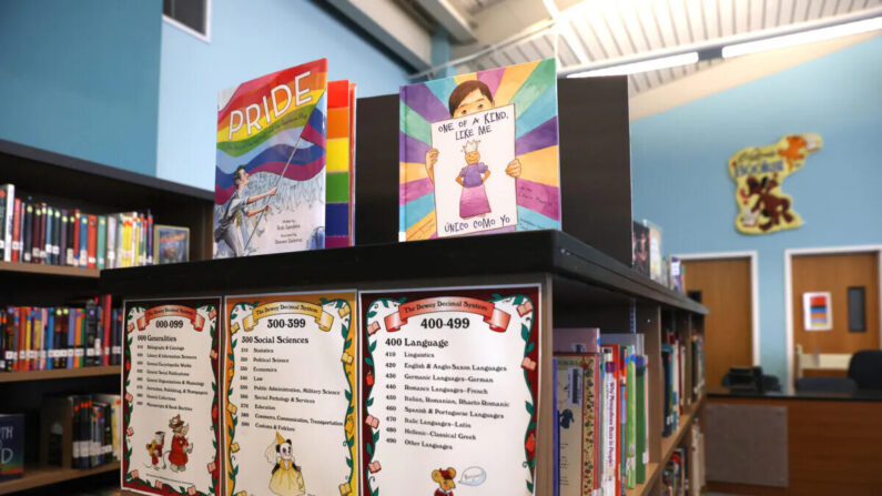 Los libros LGBT recién donados se exhiben en la biblioteca de la Escuela Primaria Nystrom en Richmond, California, el 17 de mayo de 2022. (Justin Sullivan/Getty Images)