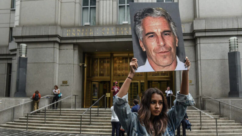 Un manifestante sostiene un cartel de Jeffrey Epstein frente al juzgado federal en la ciudad de Nueva York, el 8 de julio de 2019. (Stephanie Keith/Getty Images)