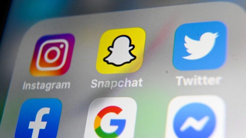 Los logotipos de las aplicaciones móviles Instagram, Snapchat, Twitter, Facebook, Google y Messenger mostrados en una tableta el 1 de octubre de 2019. (AFP vía Getty Images/Denis Charlet)

