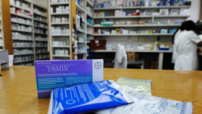 Anticonceptivos recetados para mujeres en el mostrador de una farmacia de Los Ángeles, California, el 1 de agosto de 2011. (Kevork Djansezian/Getty Images)