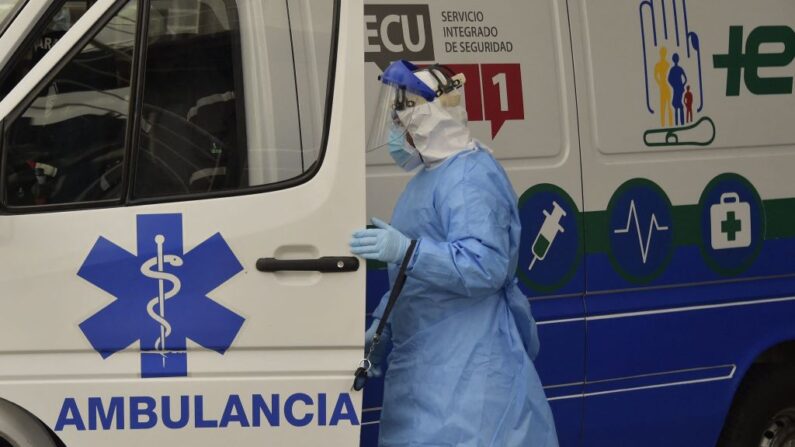 Un paramédico con traje de protección entra en una ambulancia fuera de la sala de emergencias del Hospital IESS Sur en Quito (Ecuador) el 18 de abril de 2020. (Rodrigo Buendia/AFP vía Getty Images)