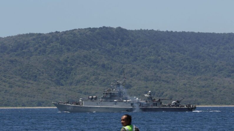 Un buque de la marina indonesia llega a una base naval en Banyuwangi el 22 de abril de 2021. (AFP vía Getty Images)
