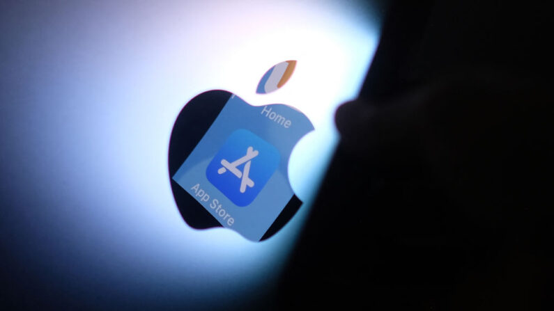 Esta fotografía ilustrativa muestra el logotipo de la tienda de aplicaciones de Apple reflejado desde un iPhone en la parte posterior de un iMac, en Los Ángeles, el 26 de agosto de 2021. (CHRIS DELMAS/AFP vía Getty Images)