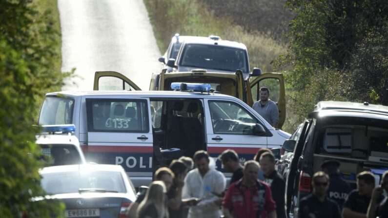 La policía austriaca es vista cerca de la frontera austro-húngara cerca de Siegendorf, Burgenland, distrito de Eisenstadt, el 19 de octubre de 2021. (Robert Jaeger/APA/AFP vía Getty Images)
