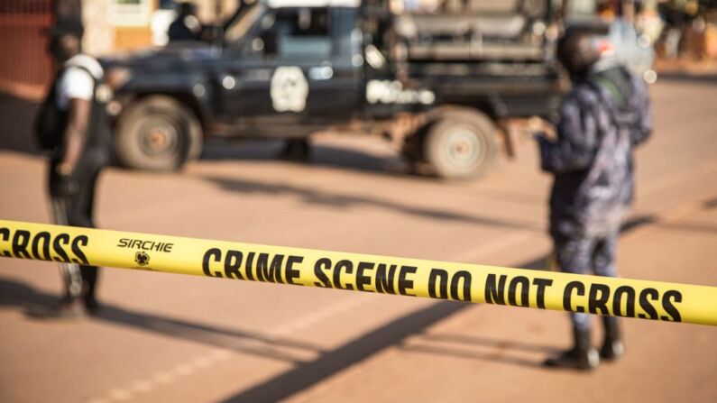 La policía ugandesa asegura la escena del crimen tras la explosión de anoche en Kampala, Uganda, el 24 de octubre de 2021. (Badru Katumba/AFP vía Getty Images)