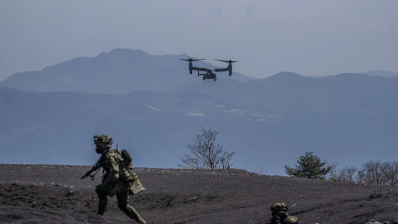 Una aeronave del Cuerpo de Marines de EE.UU. está a punto de aterrizar junto a los soldados de la 1ra Brigada Anfibia de Despliegue Rápido de Japón durante un ejercicio con la 31° Unidad Expedicionaria de los Marines de EE.UU., en Gotemba, Japón, el 15 de marzo de 2022. (Carl Court/Getty Images)
