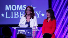 Conservadores rechazan que el grupo SPLC designara a Moms for Liberty como “grupo extremista»